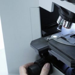 Coronaria diagnostiikan välineistöä lähikuvassa.