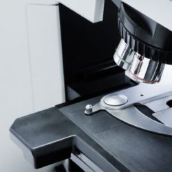 Coronaria diagnostiikan välineistöä lähikuvassa.
