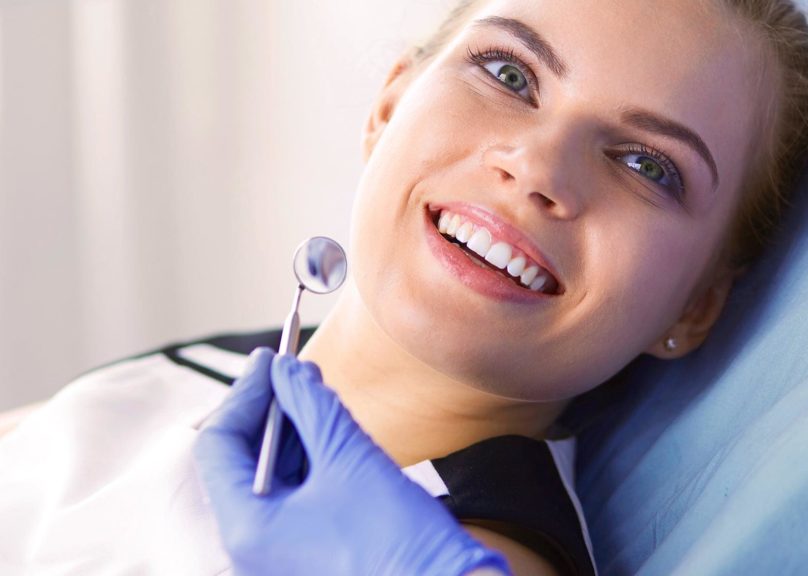 nainen hymyilee hammaslaakarissa