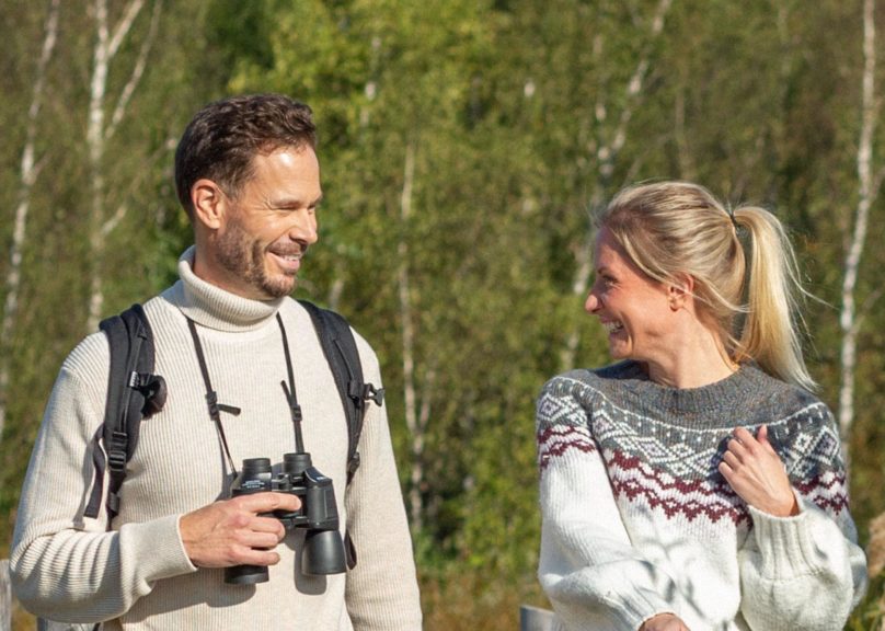 mies ja nainen ulkona hymyilevat