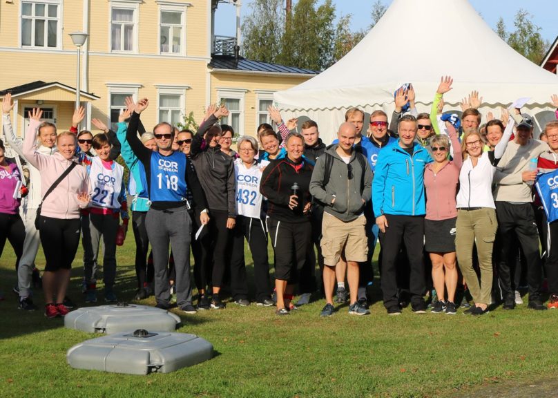 tyontekijoita ulkona ryhmakuvassa