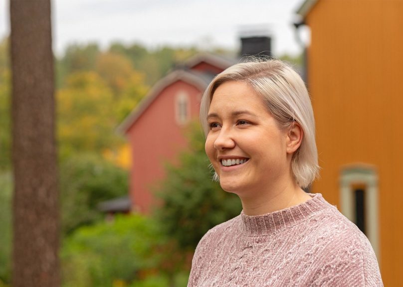 nainen hymyilee ulkona