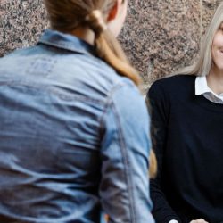psykologi ja asiakas keskustelevat