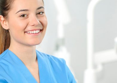 nainen hymyilee hammashoitaja