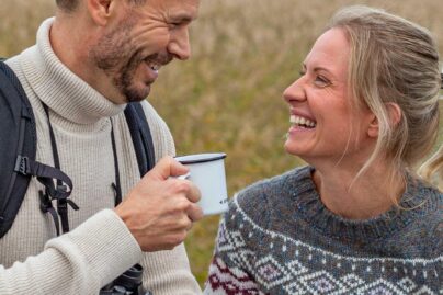 mies ja nainen hymyilevat ulkona