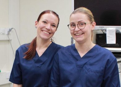Meri Korhonen ja Nina Barner-Rasmussen istuvat tähystysklinikan hoitohuoneessa ja hymyilevät