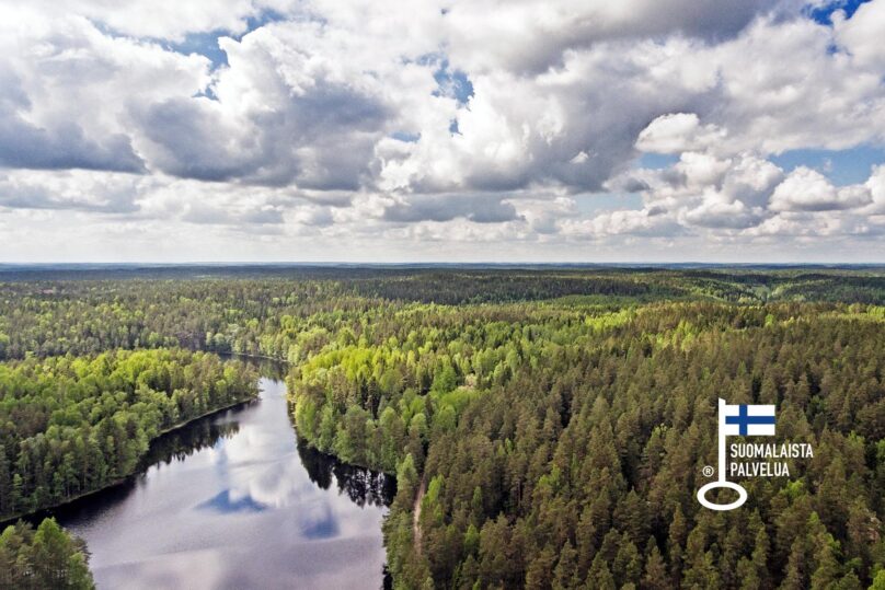Maisemakuva metsästä ja järvestä Posiolta.