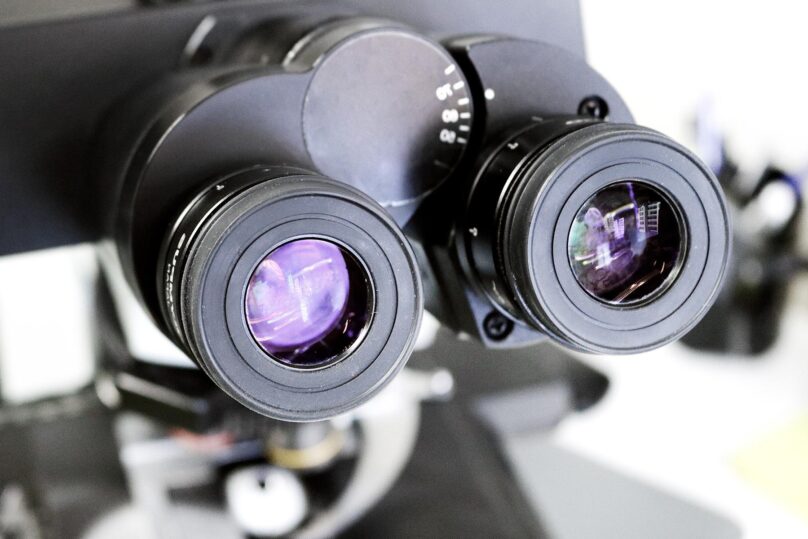 Coronarian Patologian tutkimuslinssejä lähikuvassa.