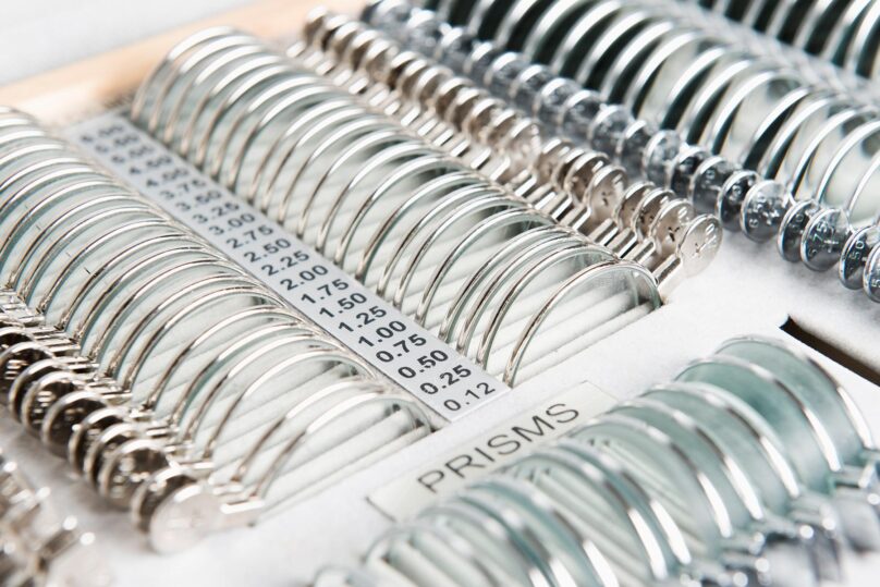 Coronarian silmien työterveyspalveluiden tutkimuslinssejä lähikuvassa.