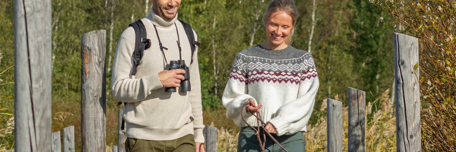 mies ja nainen kavelevat ulkona